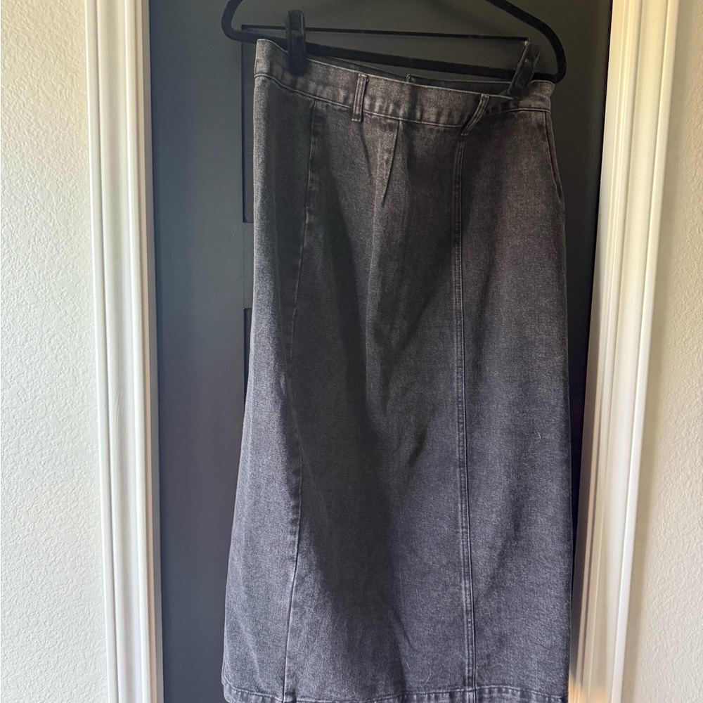 Gray Button-Front Denim Skirt - image 3